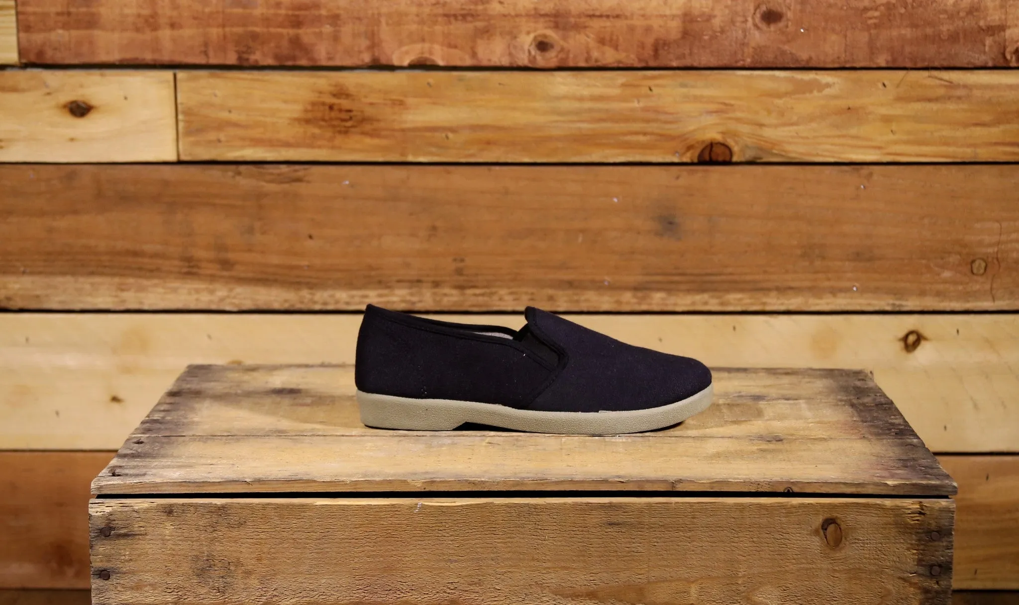 Slip On Black / Gum Sole